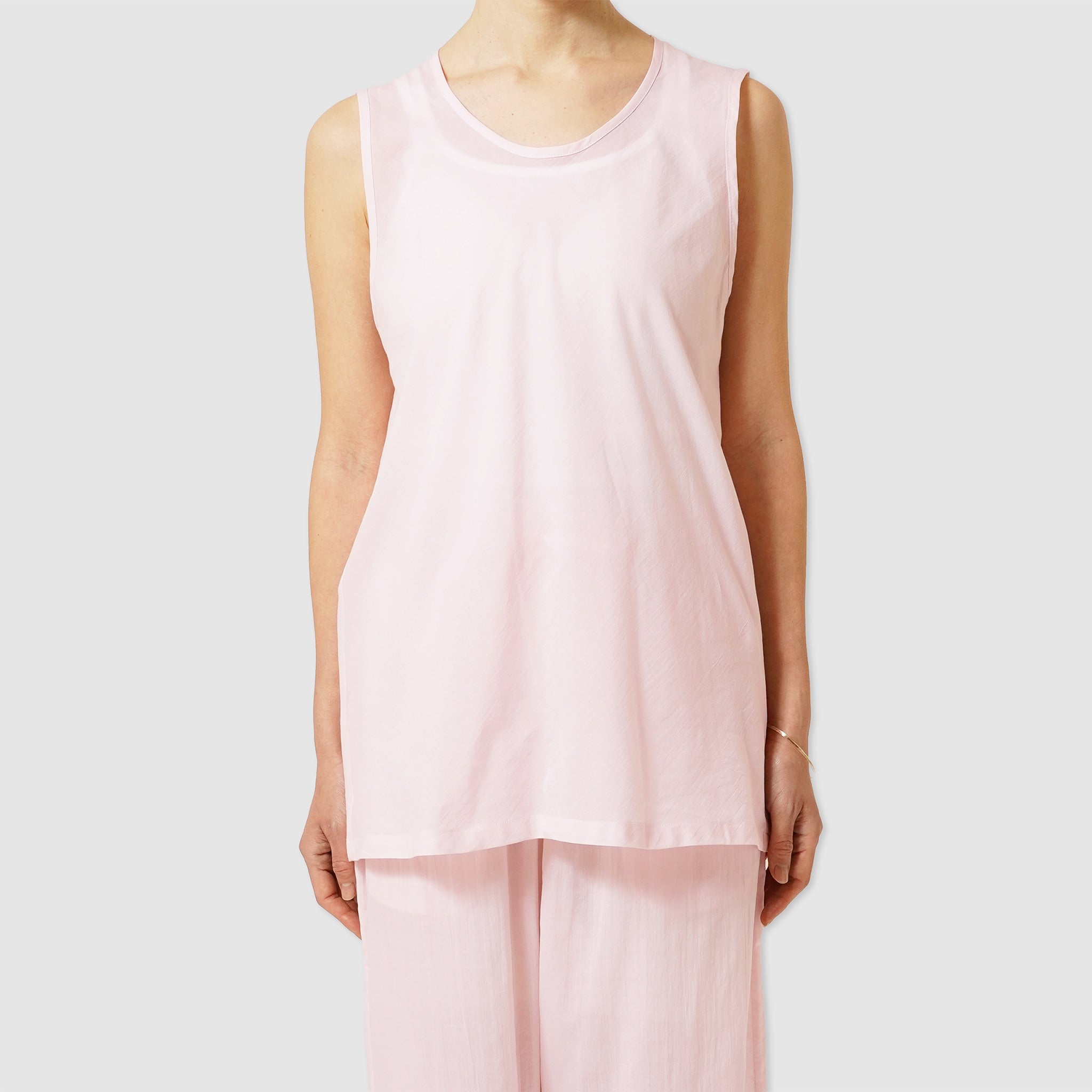 Simple sleeveless blouse – Yoli